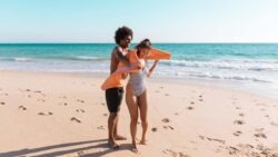 imagem de um casal na praia