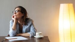 imagem de uma moça olhando pro lado