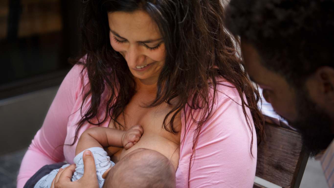 imagem de uma mãe amamentando