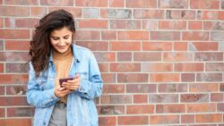 imagem de uma mulher mexendo nas redes sociais