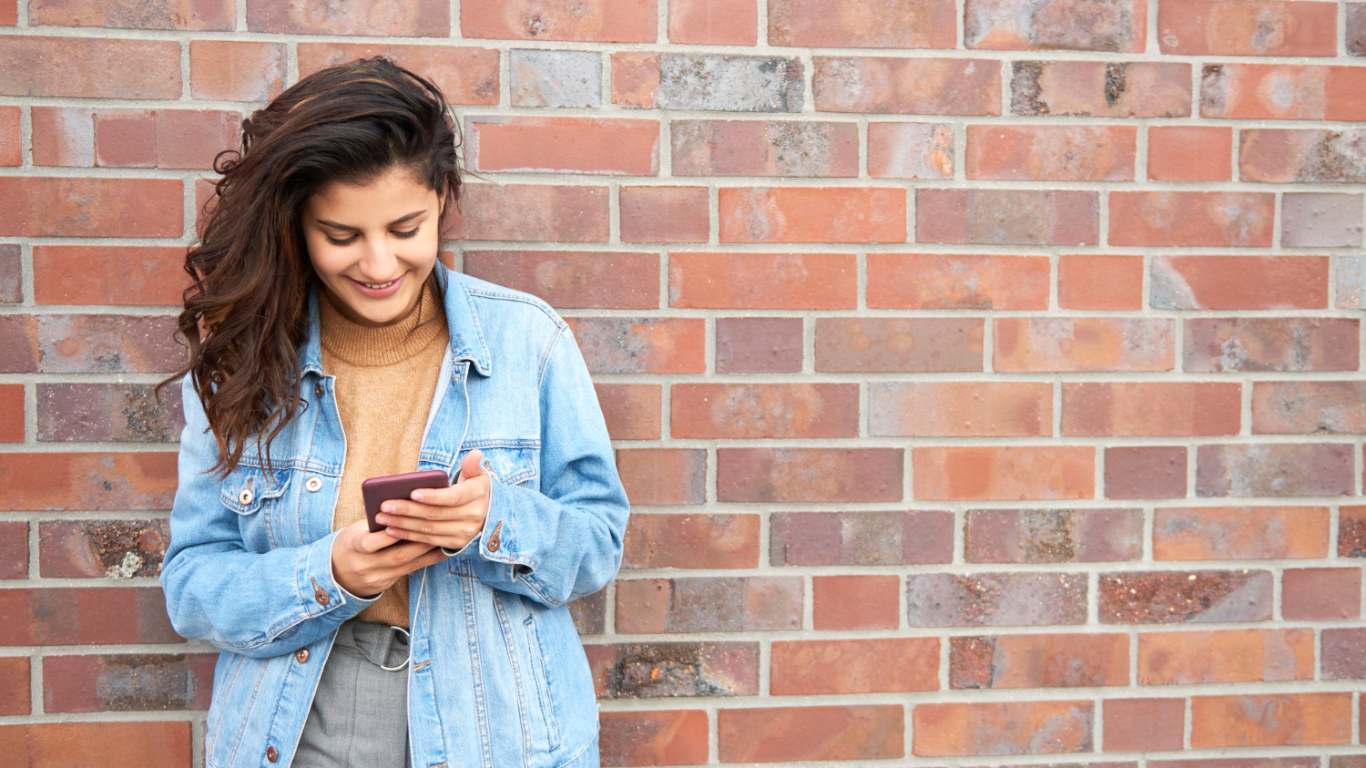 imagem de uma mulher mexendo nas redes sociais