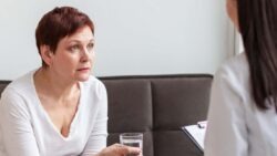 imagem de uma mulher 50+ cuidando da saude mental