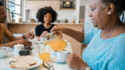 imagem de duas mulheres fazendo uma refeição