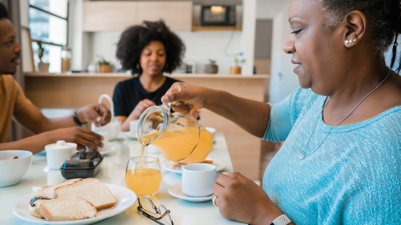 imagem de duas mulheres fazendo uma refeição