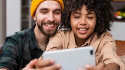 imagem de um casal vendo vídeos