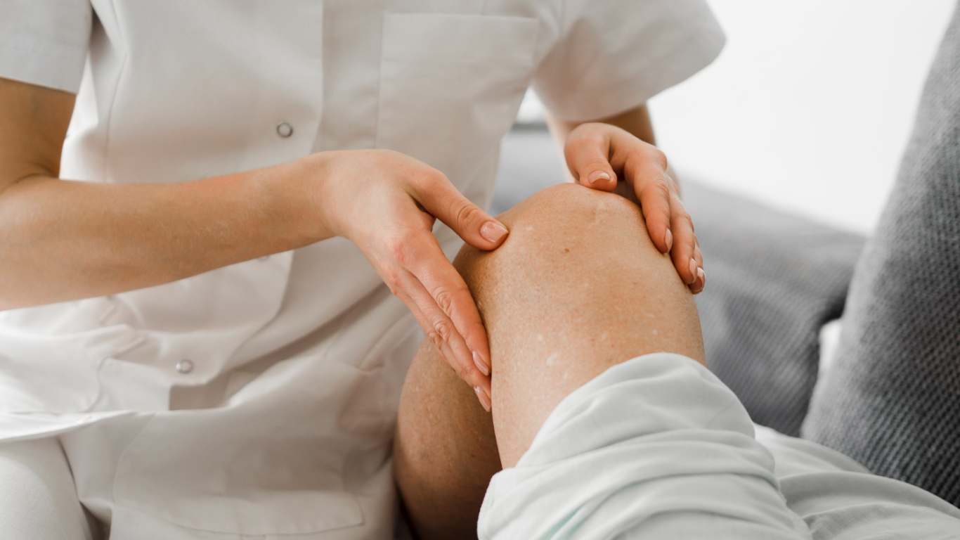 imagem de uma médica checando um paciente