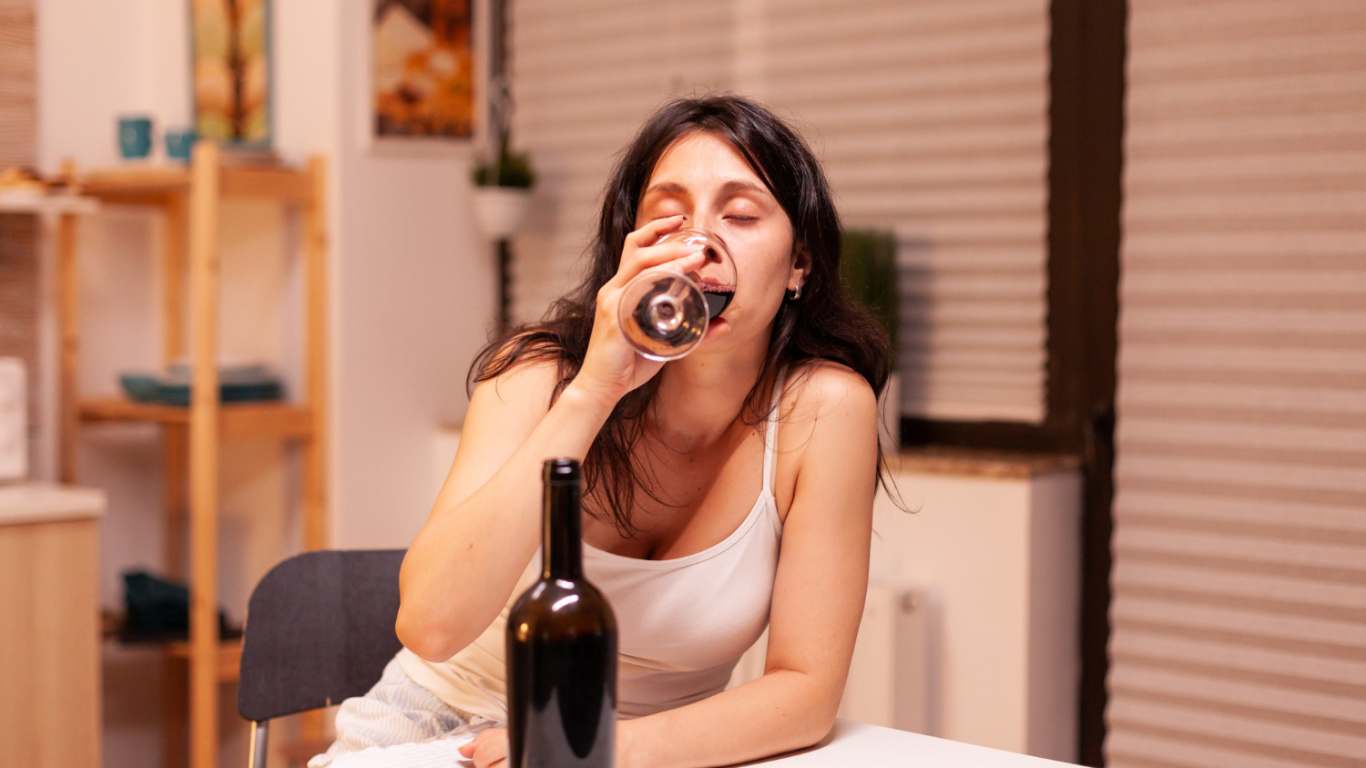 imagem de mulher bebendo vinho
